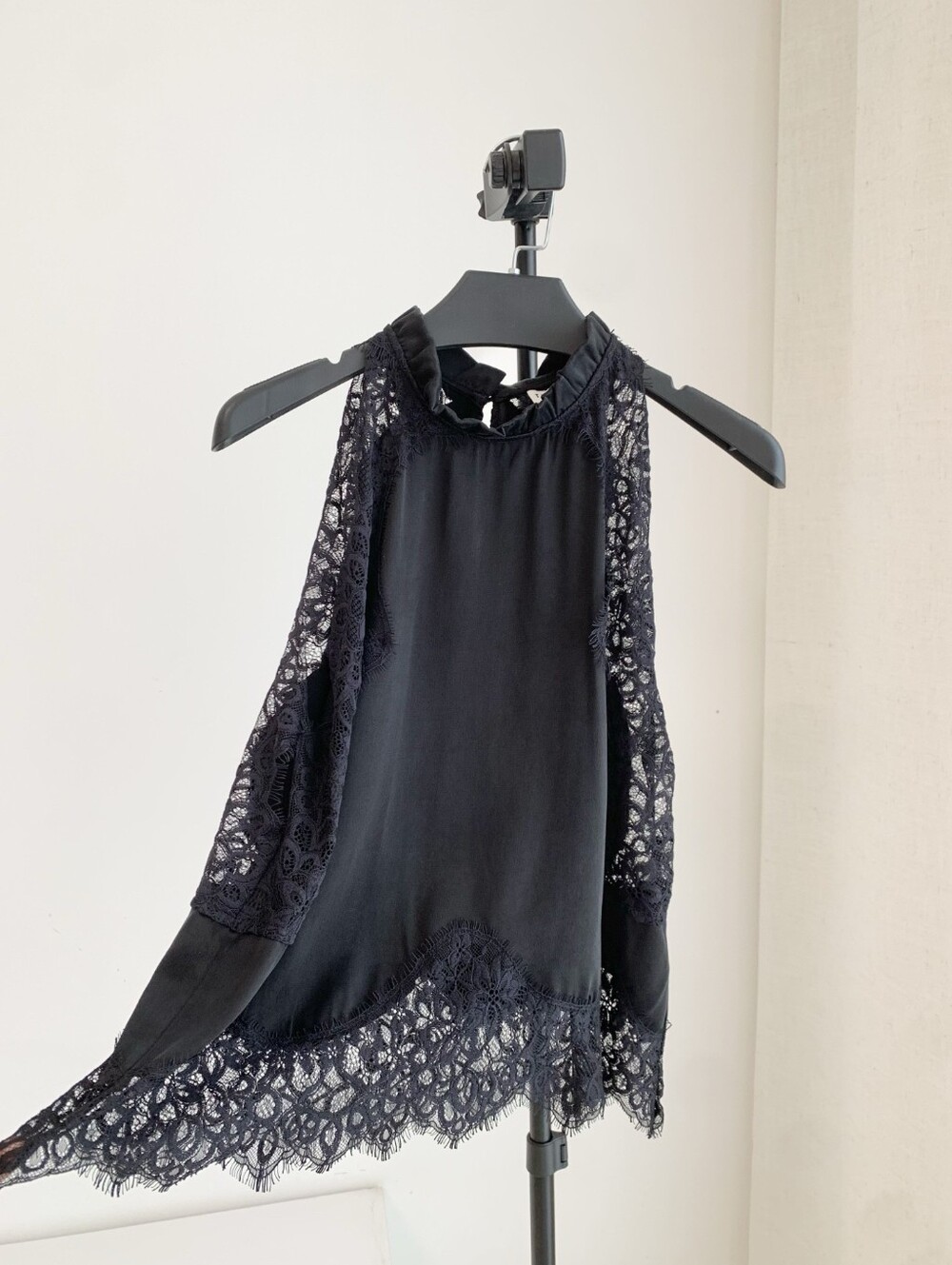Third Form VISIONS LACE TOP - Picture 11 of 14